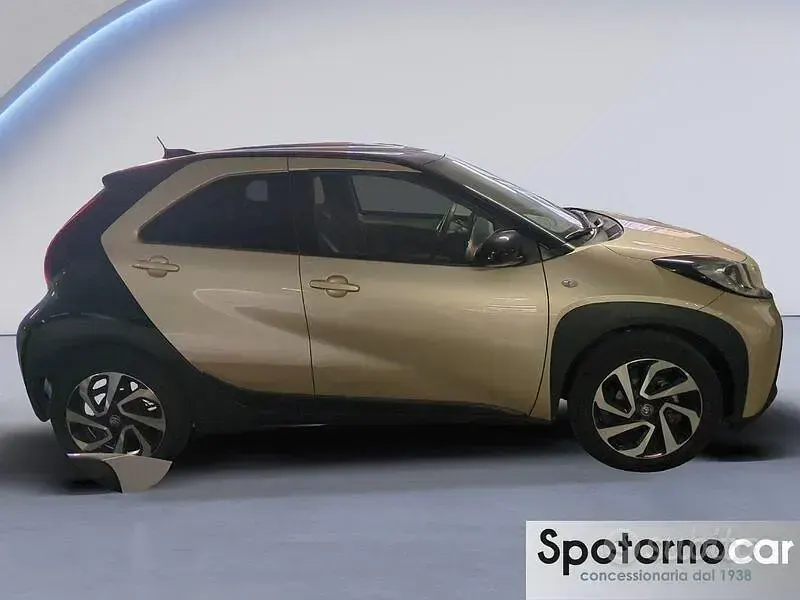 Usata Toyota Aygo X Trend 72 CV (52 kW) 2025 Beige SUV