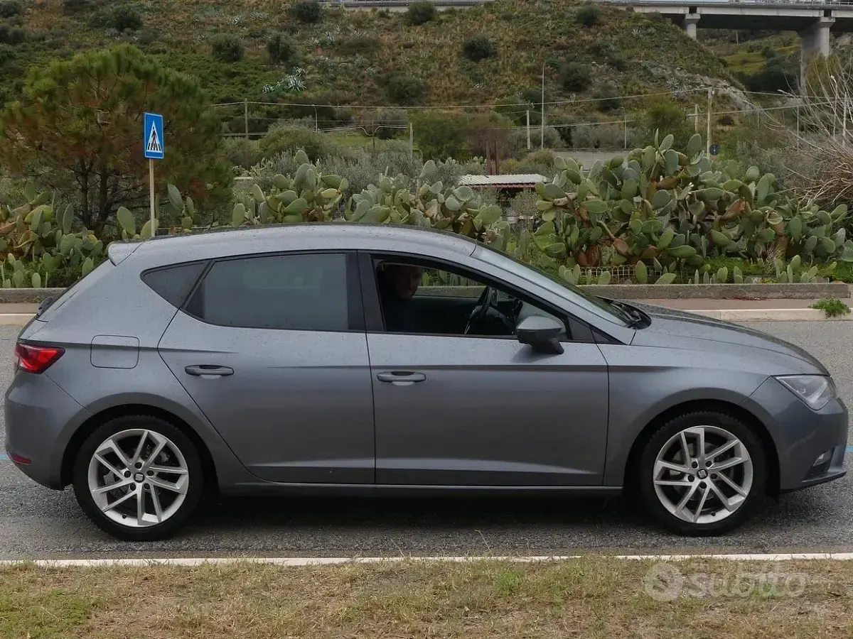 Usata Seat Leon 105 CV (77 kW) 2014 Grigio Berlina