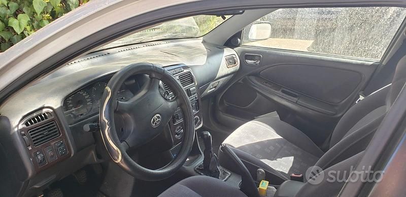 Usata Toyota Avensis 110 CV (80 kW) 2000 Grigio Station wagon