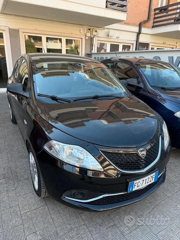Usata Lancia Ypsilon Platinum 69 CV (50 kW) 2017 Nero Utilitaria