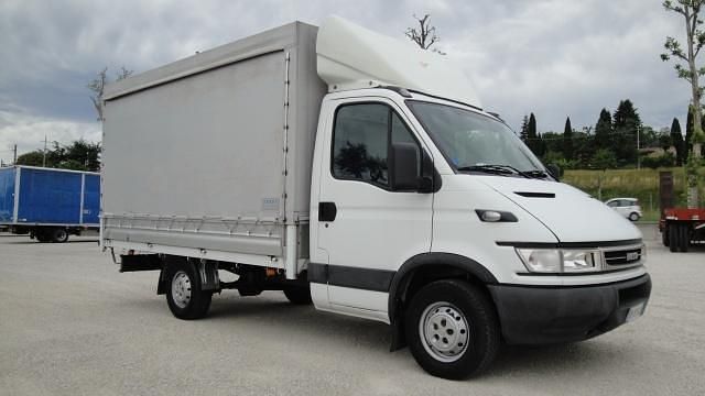 Usata Iveco 35.12 120 CV (88 kW) 2006 Bianco pastello Furgone