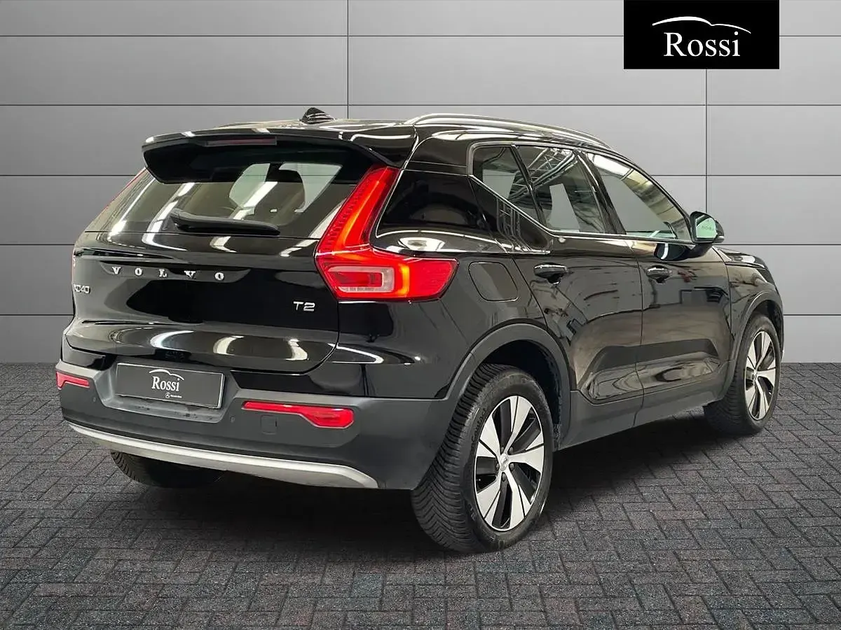 Usata Volvo XC40 Momentum 130 CV (95 kW) 2021 Nero metallizzato SUV