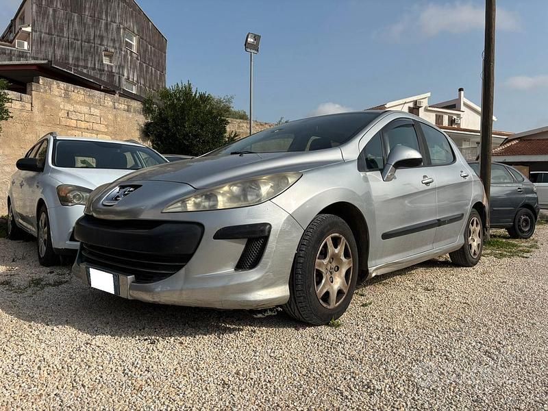 Grigio Usata 2010 Peugeot 308 Due volumi | 2490 € (Buon prezzo) - Immagine 1/3