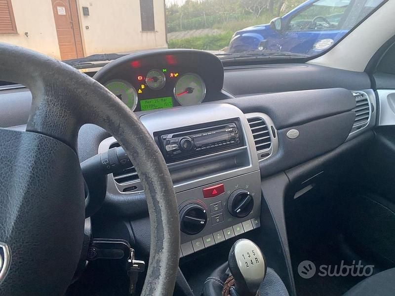 Usado Lancia Ypsilon 75 HP (55 kW) 2011 Prateado Citadino