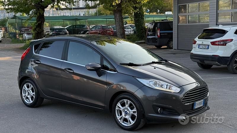 Usata Ford Fiesta Titanium 101 CV (74 kW) 2016 Grigio Utilitaria