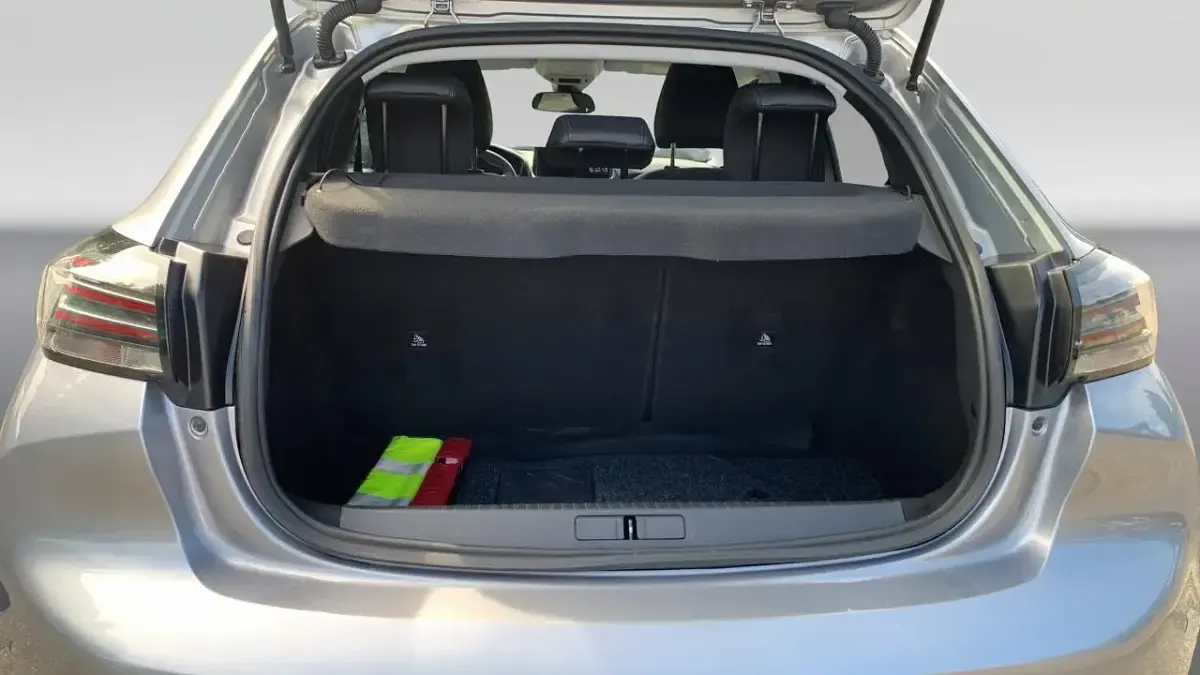 Usata Peugeot 208 Allure 101 CV (74 kW) 2024 Grigio Utilitaria