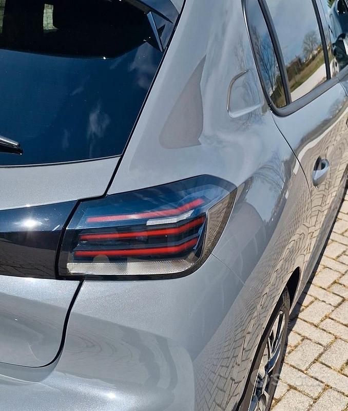 Usata Peugeot 208 Allure 101 CV (74 kW) 2025 Grigio Utilitaria