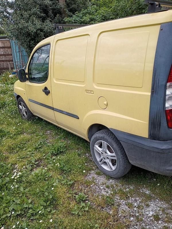 Usata Fiat Doblò 105 CV (77 kW) 2005 Giallo Monovolume