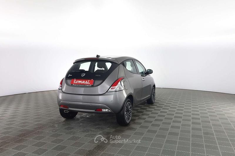 Usata Lancia Ypsilon Gold 69 CV (50 kW) 2022 Grigio pietra Utilitaria