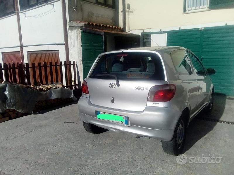 Usata Toyota Yaris 68 CV (50 kW) 2000 Grigio Utilitaria