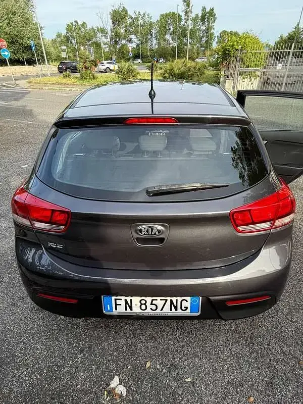 Usado Kia Rio 82 CV (60 kW) 2018 Gris Berlina