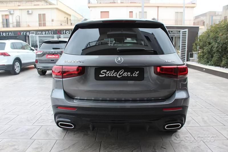 Usata Mercedes GLB220 Premium 190 CV (139 kW) 2022 Grigio montagna metallizzato SUV