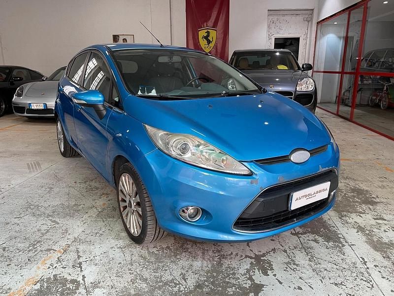 Usata Ford Fiesta Titanium 96 CV (70 kW) 2010 Blu Utilitaria