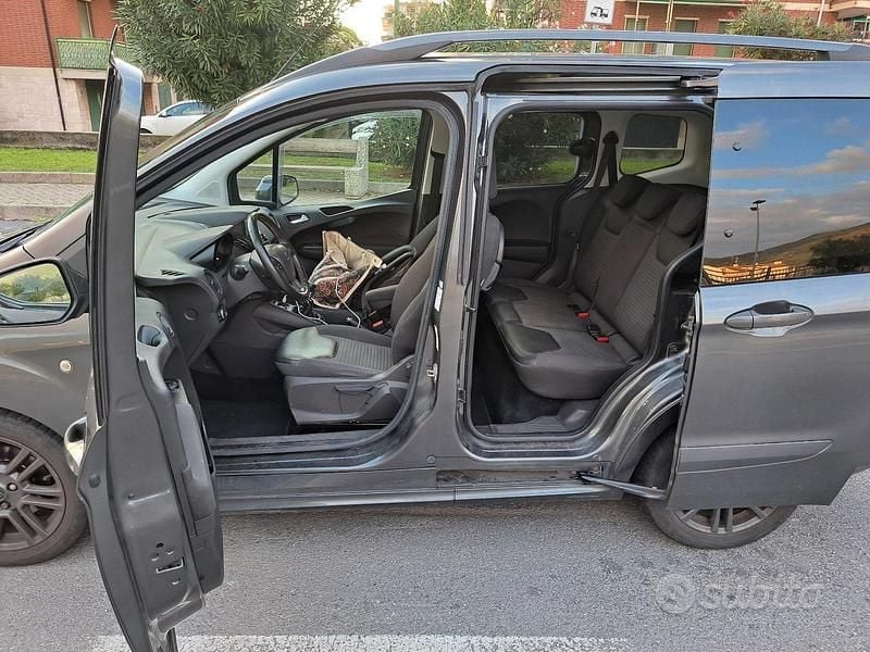 Usata Ford Tourneo Courier Sport 101 CV (74 kW) 2020 Grigio Monovolume