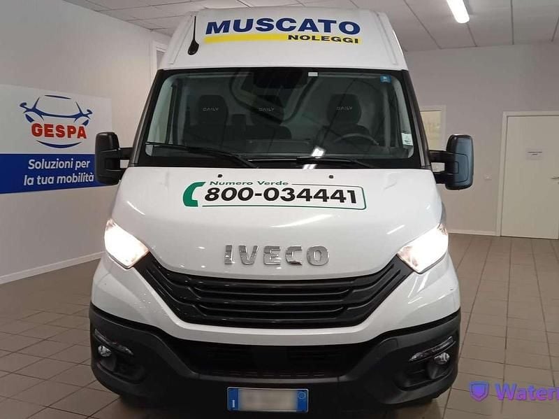Usata Iveco Daily 136 CV (100 kW) 2022 Bianco Furgone