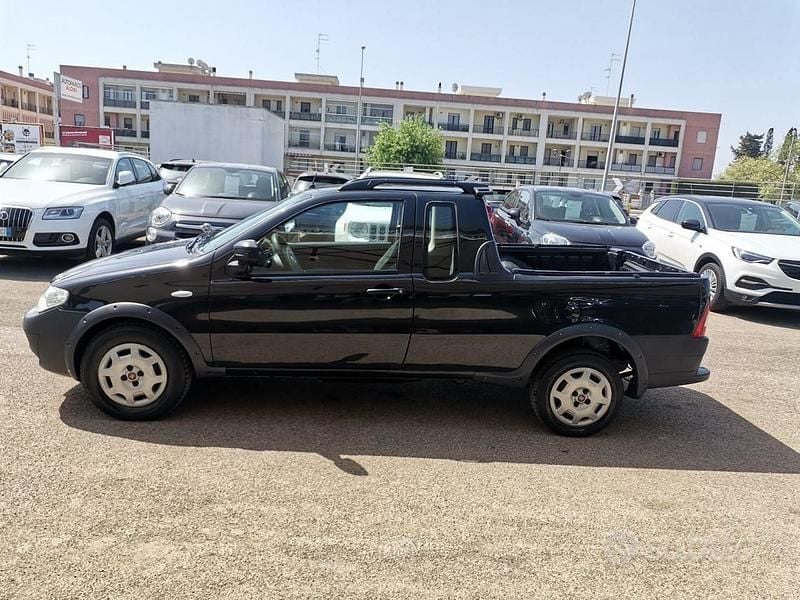 Usata Fiat Strada 84 CV (61 kW) 2010 Nero Pick-up