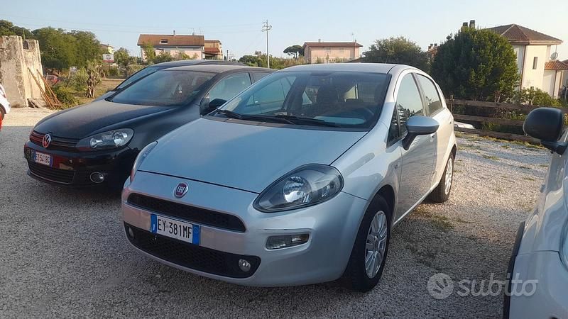 Grigio Usata 2016 Fiat Punto Lounge Due volumi | 6499 € (Buon prezzo) - Immagine 1/4
