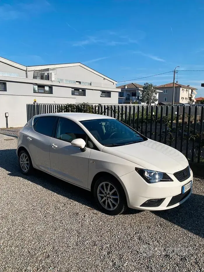 Usata Seat Ibiza CONNECT 75 CV (55 kW) 2015 Bianco Berlina