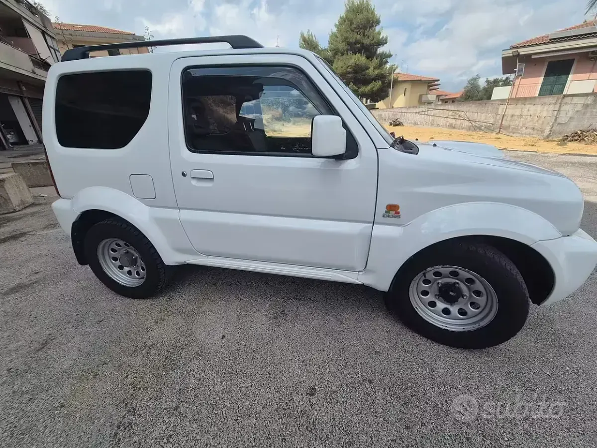 Usata Suzuki Jimny 86 CV (63 kW) 2010 Bianco SUV