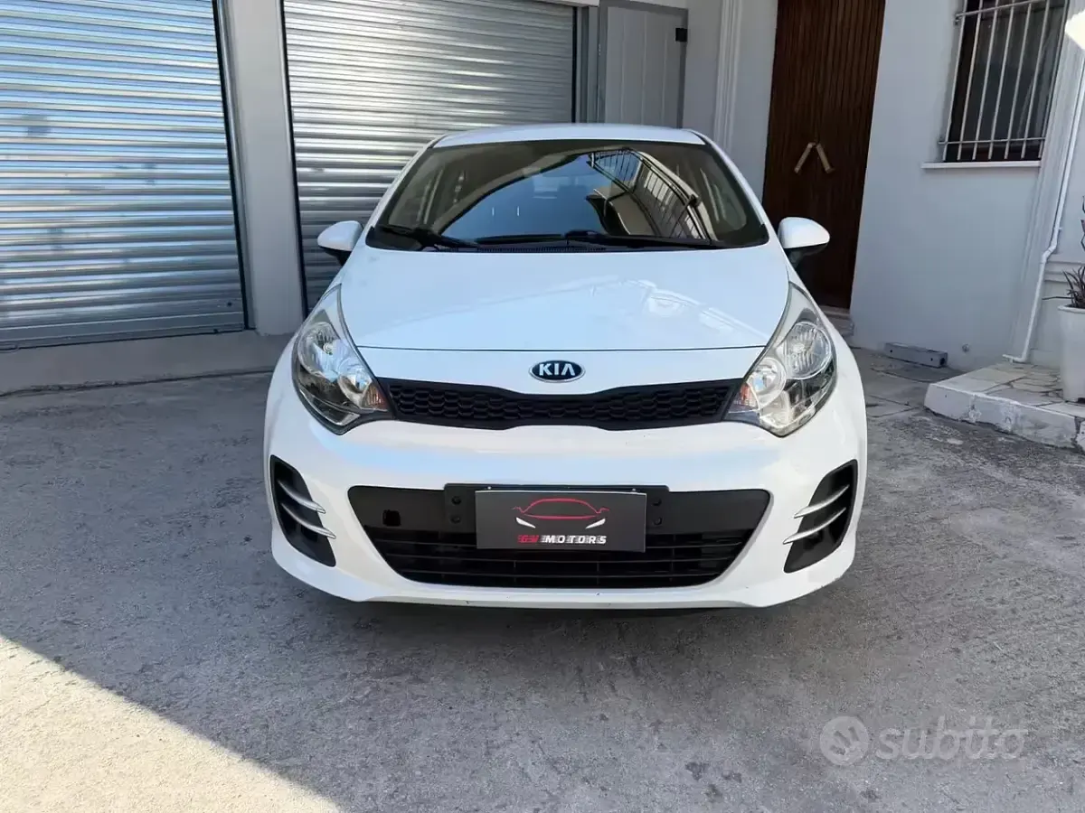 Usado Kia Rio 75 HP (55 kW) 2017 Branco Sedan
