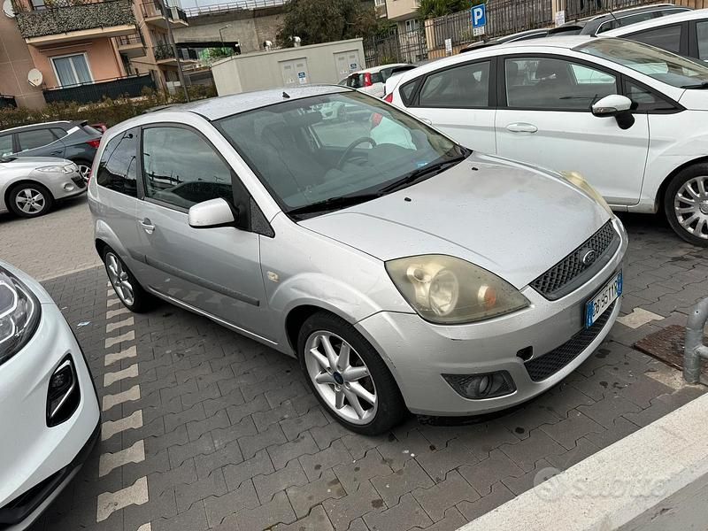 Usata Ford Fiesta 75 CV (55 kW) 2006 Grigio Utilitaria