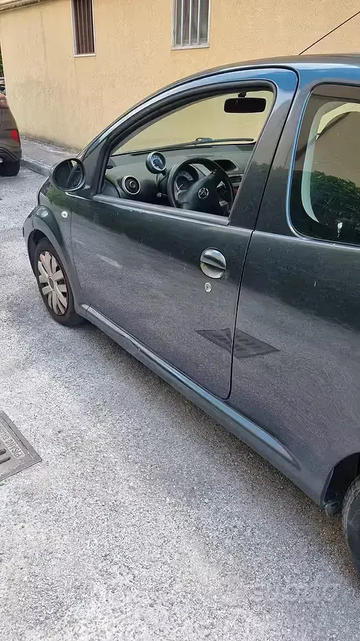 Usata Toyota Aygo 68 CV (50 kW) 2005 Grigio Utilitaria