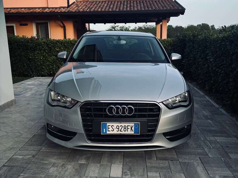 Argento Usata 2013 Audi A3 Attraction Tre volumi | 10.500 € (Buon prezzo) - Immagine 1/4