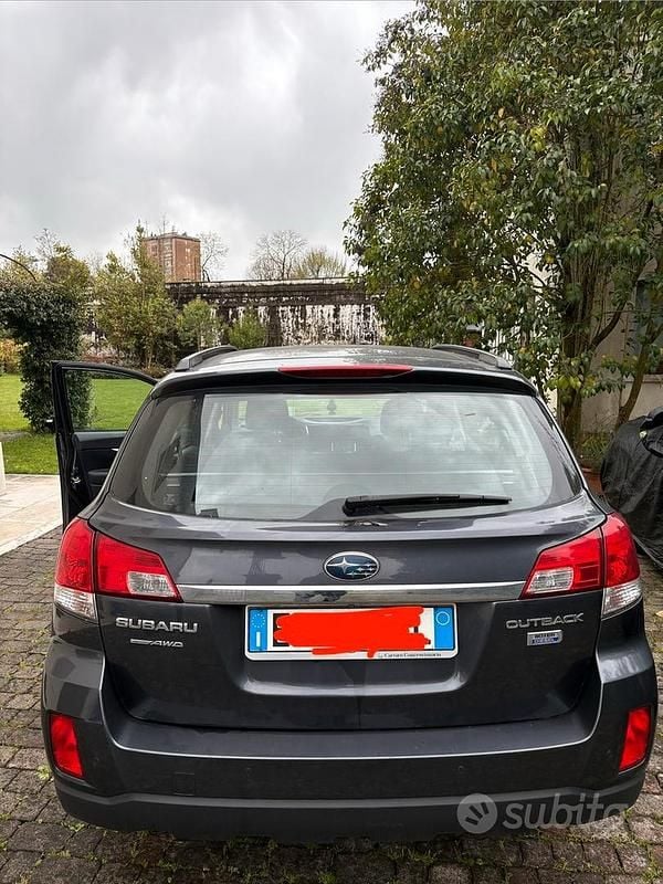Usata Subaru Outback 2011 Blu Station wagon