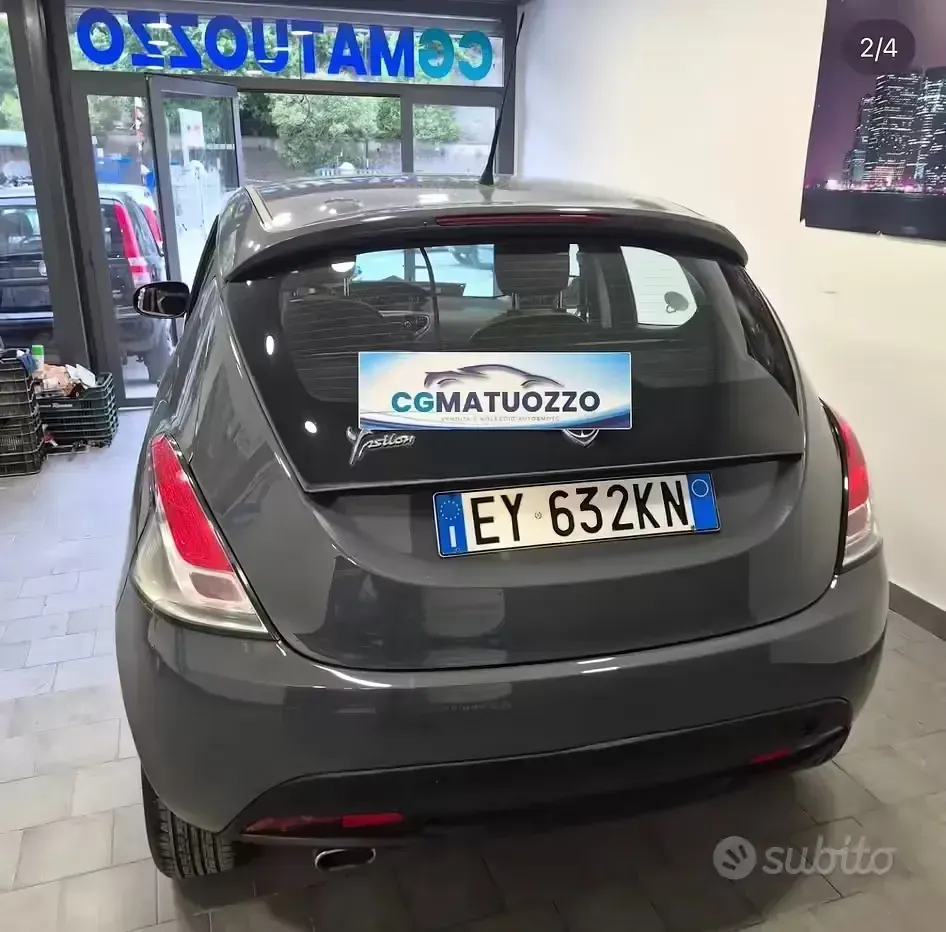Usado Lancia Ypsilon Gold 69 HP (50 kW) 2015 Cinzento Citadino