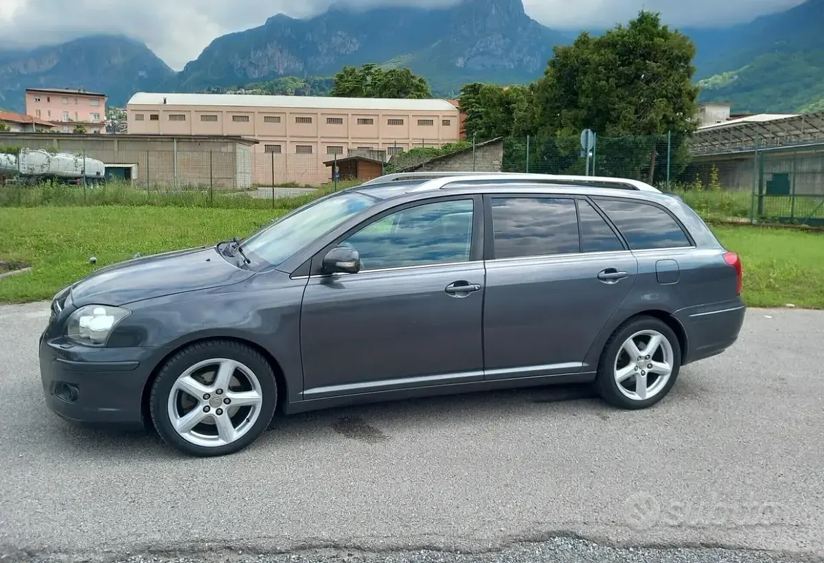 Usata Toyota Avensis 150 CV (110 kW) 2007 Grigio Station wagon