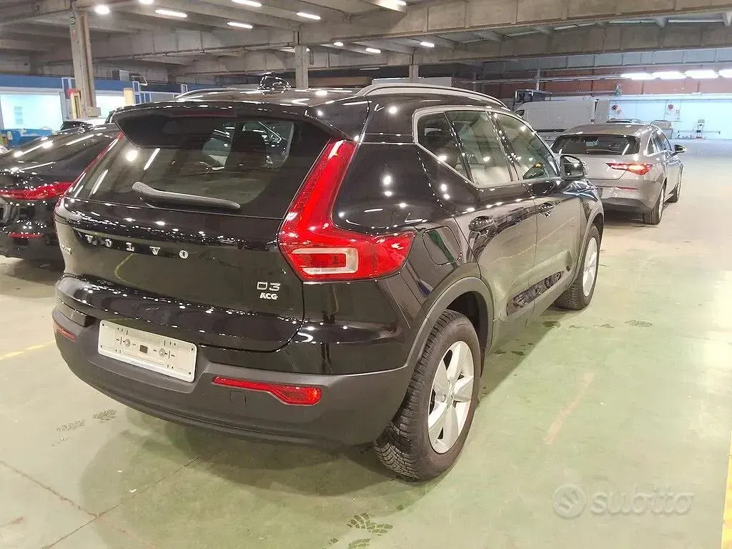 Usata Volvo XC40 Momentum 150 CV (110 kW) 2021 Nero SUV