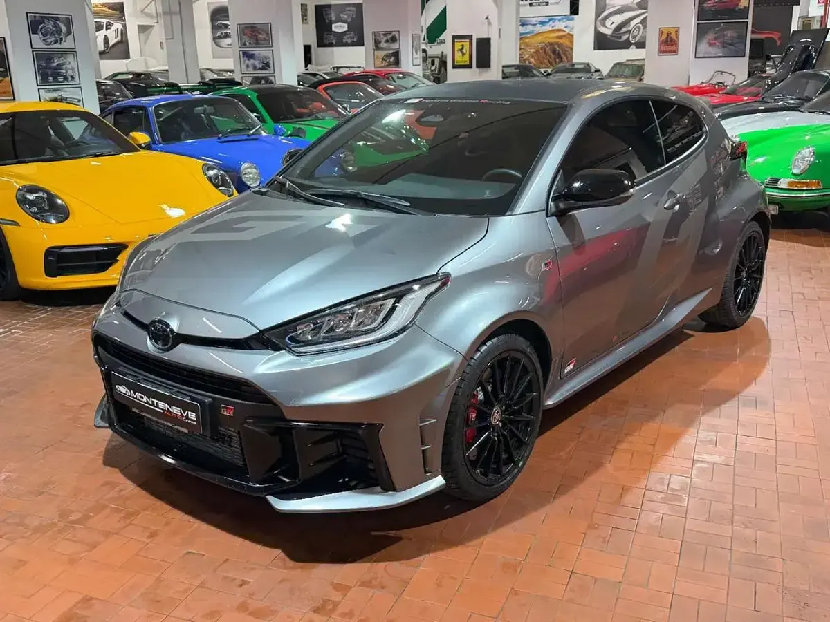 Usata Toyota Yaris 280 CV (205 kW) 2025 Grigio Utilitaria