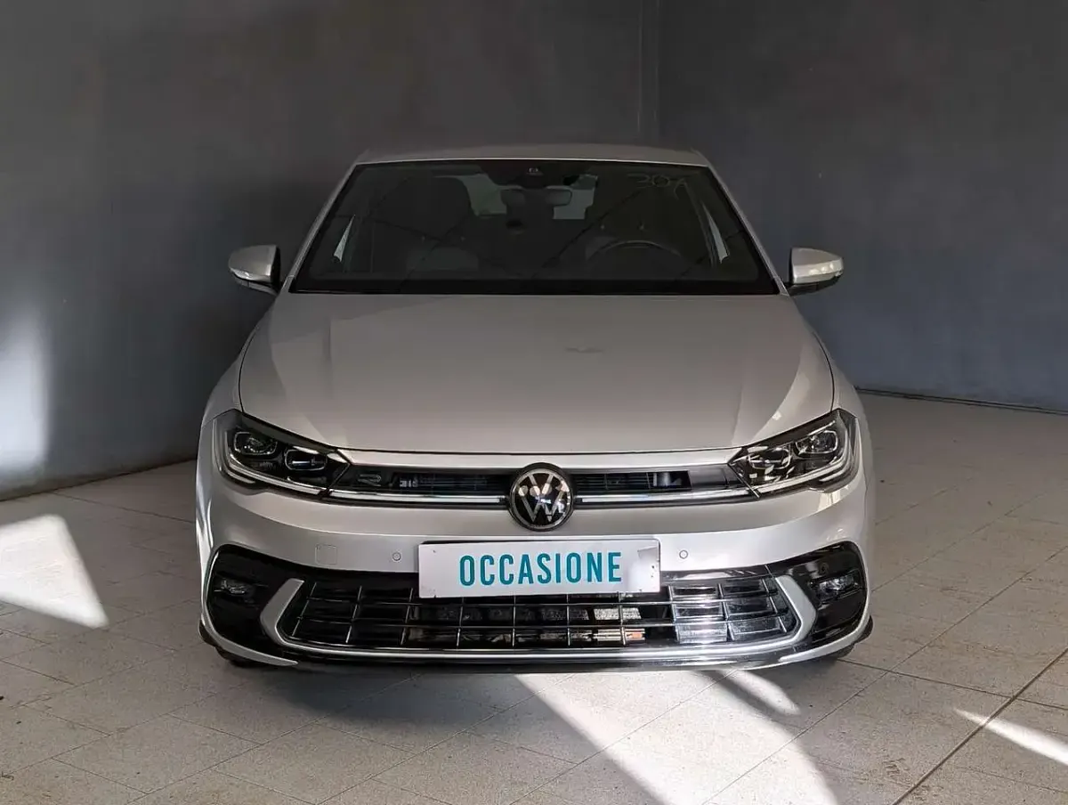 Usata VW Polo R-line 95 CV (69 kW) 2023 Grigio Utilitaria