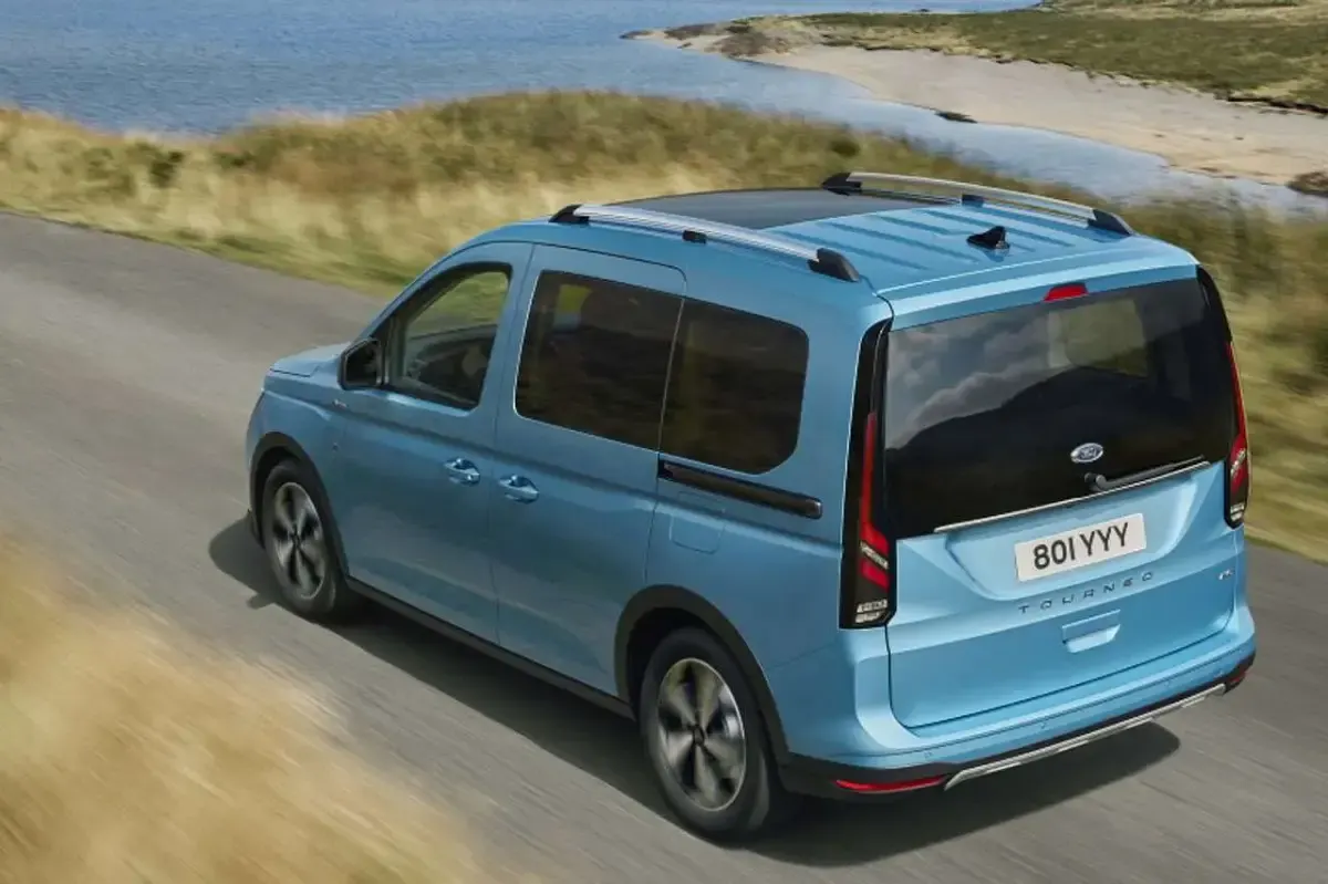 Usata Ford Tourneo Connect 102 CV (75 kW) 2024 Argento Monovolume