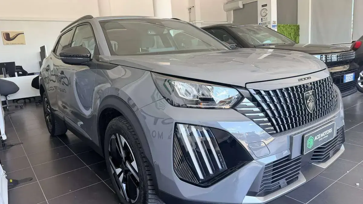 Usata Peugeot 2008 Allure 131 CV (96 kW) 2023 Grigio SUV