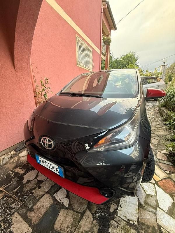 Usata Toyota Aygo 72 CV (52 kW) 2017 Nero Utilitaria