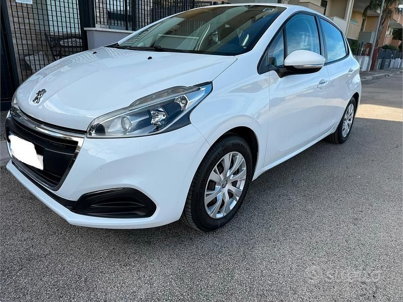 Bianco Usata 2015 Peugeot 208 Active Due volumi | 8000 € (Buon prezzo) - Immagine 1/4