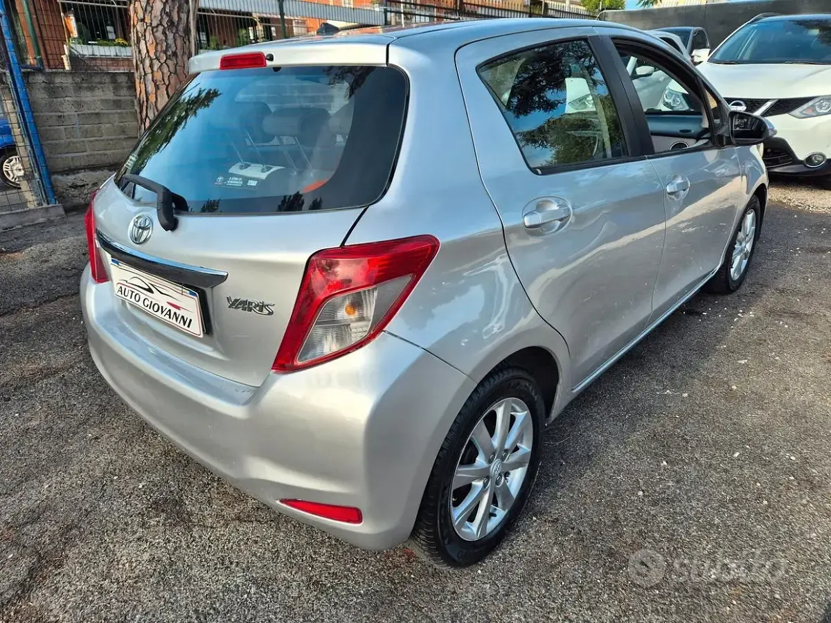Usata Toyota Yaris Lounge 90 CV (66 kW) 2012 Grigio Utilitaria