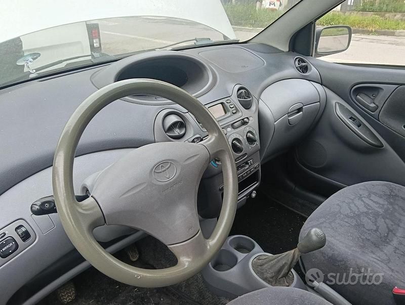Usata Toyota Yaris Sol 68 CV (50 kW) 2001 Utilitaria