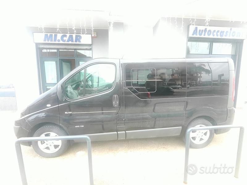 Begagnad Renault Trafic 115 HK (84 kW) 2011 Svart Minibuss