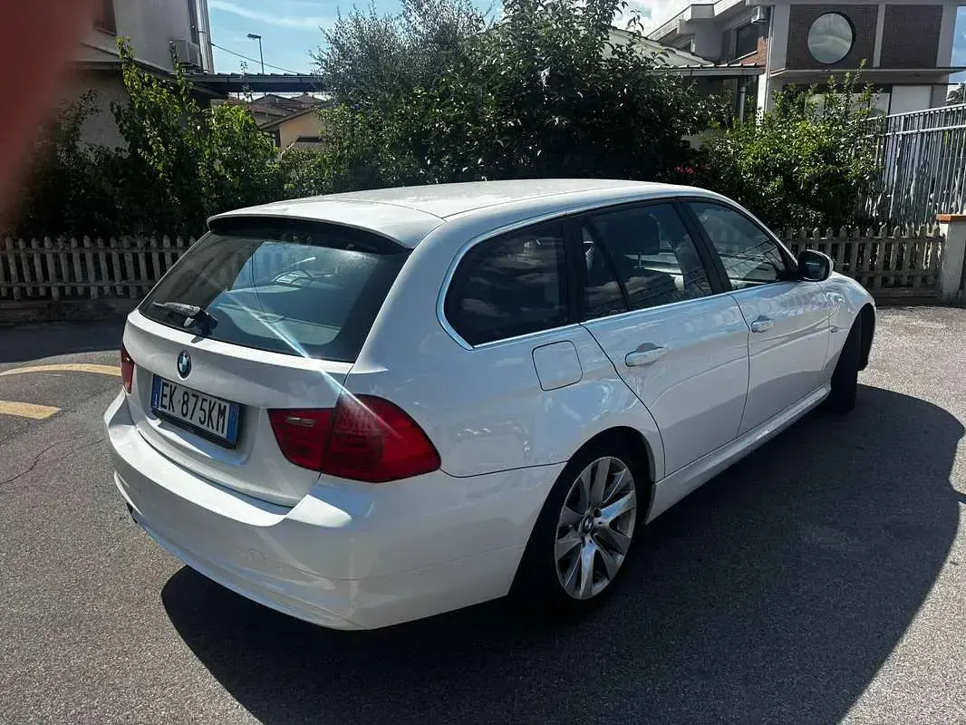 Usata BMW 318 143 CV (105 kW) 2011 Bianco Station wagon