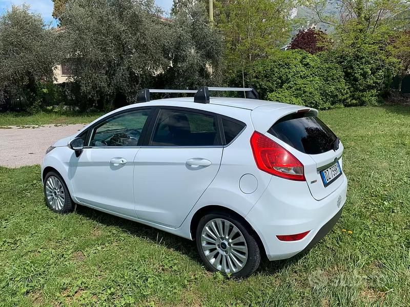Usata Ford Fiesta Titanium 68 CV (50 kW) 2010 Bianco Utilitaria