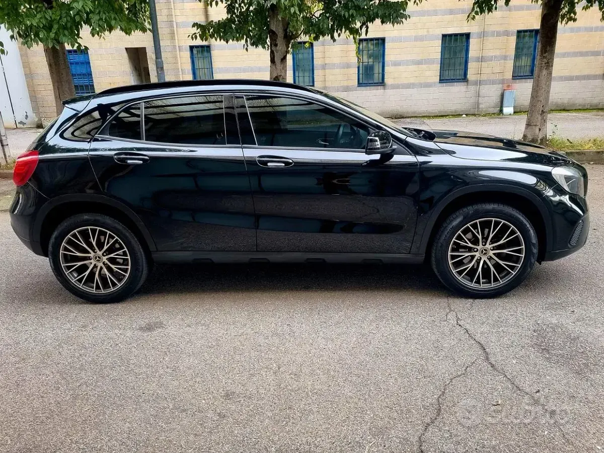 Usata Mercedes GLA180 109 CV (80 kW) 2017 Nero SUV