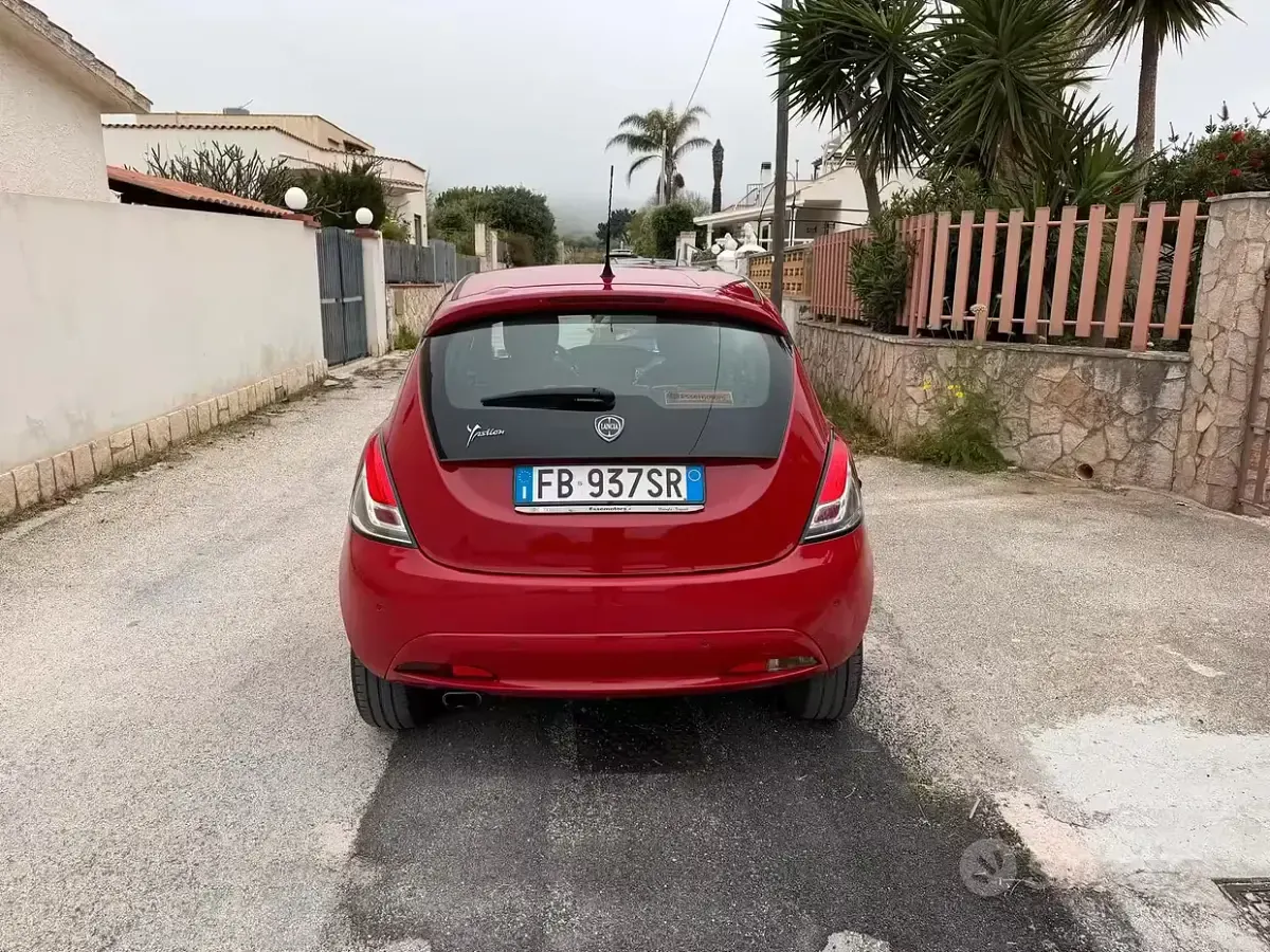 Usata Lancia Ypsilon Gold 69 CV (50 kW) 2016 Rosso Utilitaria