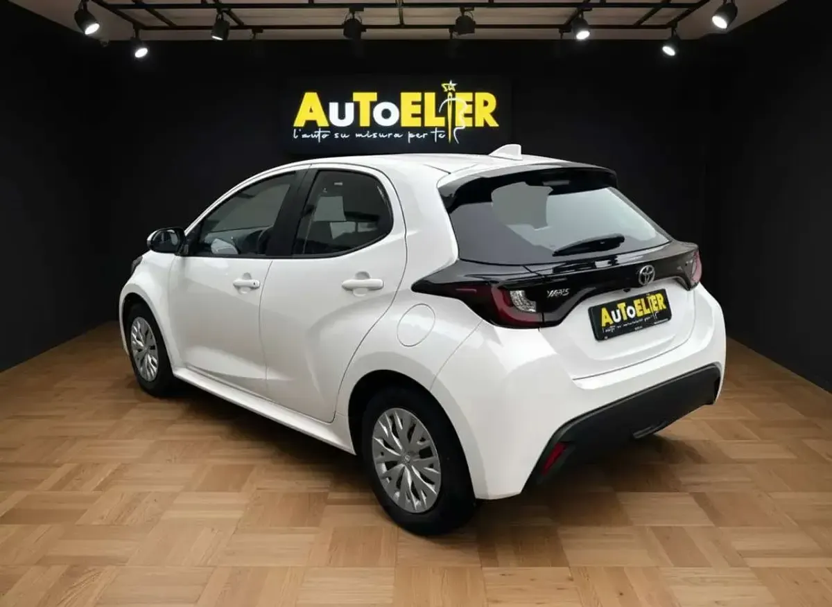 Ny Toyota Yaris Hybrid Active 116 HK (85 kW) 2026 Vit Sedan