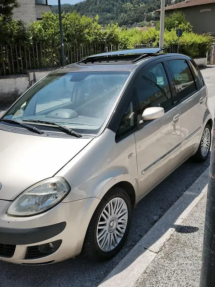 Usata Lancia Musa 101 CV (74 kW) 2006 Giallo Monovolume