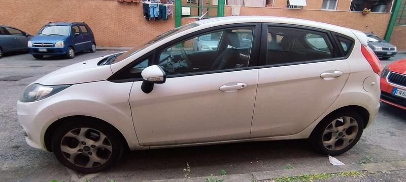 Usata Ford Fiesta Titanium 60 CV (44 kW) 2012 Bianco Utilitaria