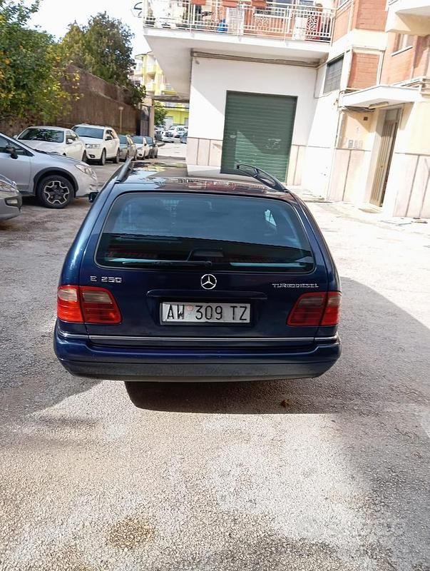 Usata Mercedes E250 150 CV (110 kW) 1998 Blu Station wagon