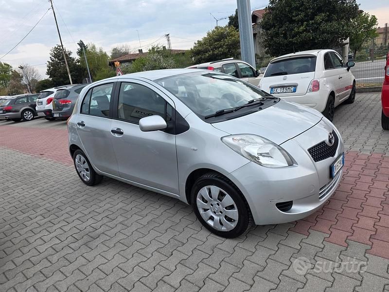 Usata Toyota Yaris 69 CV (50 kW) 2009 Grigio Utilitaria