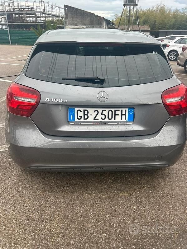 Usata Mercedes A180 109 CV (80 kW) 2017 Grigio Berlina